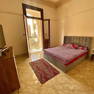 Sunny Balcony Retreat: Modern Near Airport Guest house *