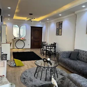 فاخرة مطلة على نهر النيل
