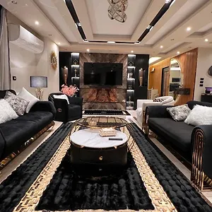 Apartment Luxury Renovated 3 Bedroom *