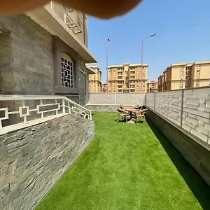 Lovely 3 Bedroom Ground Floor Flat. Private Garden *