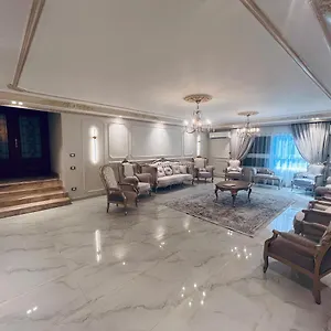 تشطيب فندقي موقع متميز عائلات فقط Cairo
