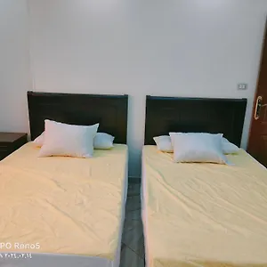 Rise Pyramids Guest house *