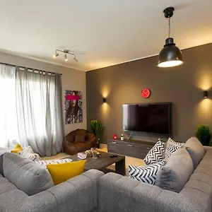 Wide Garden View 2br New
