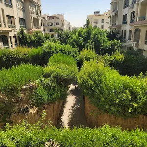 American Oasis: 3-bedroom With Garden Apartment