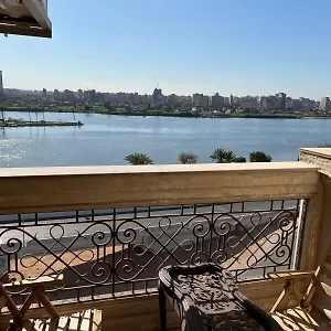 شقة فندقية على النيل مباشر بالمعادى ٣ غرف ٣ حمام * Cairo