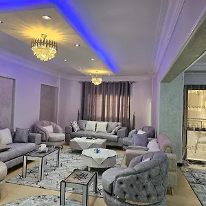 مكونة من ثلاث غرف نوم وحمامين