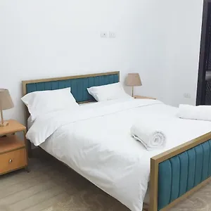 Apartment Spacious 3 Bed With Pool, Close To Malls *