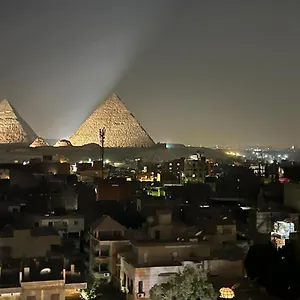 Deluxe Pyramids View Apartment