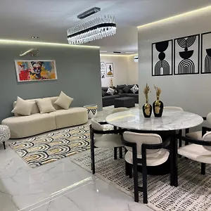 Nefertiti's Modern Majesty Apartment