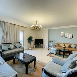 Charming 3br With Balcony And Vintage Vibes